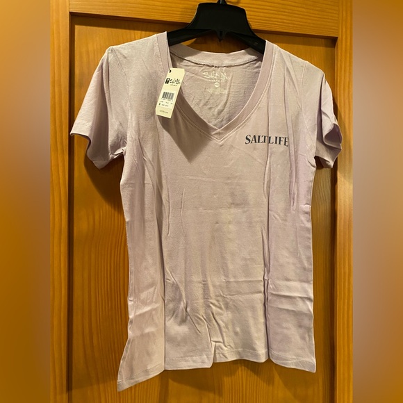 🚚Salt Life Women’s  Live Salty Lilac Pineapple Fitted V-Neck T-Shirt NWT - Picture 2 of 3